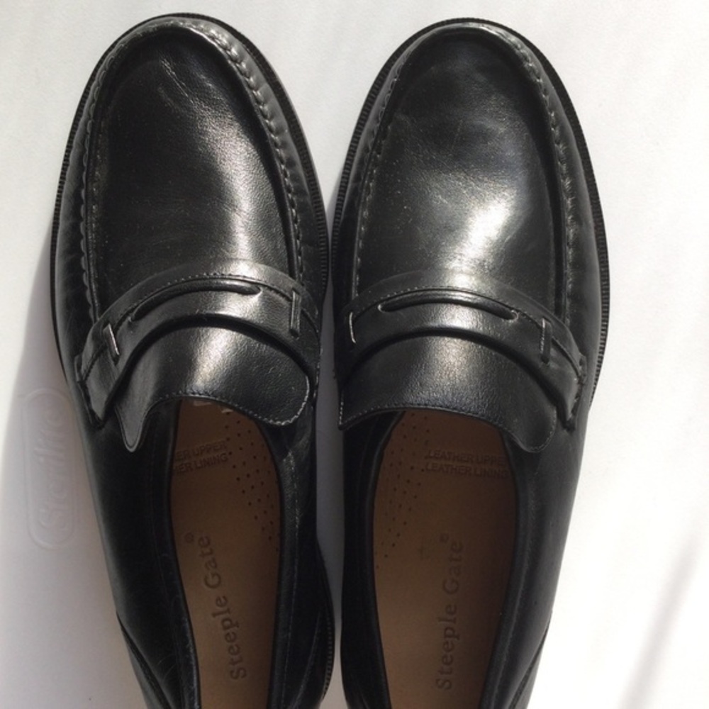Steeple Gate Men’s 7EEE Black Leather Loafers